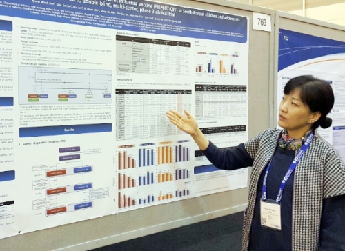 ▲SK케미칼 ‘스카이셀플루4가’의 임상에 참여한 고려대안산병원 김윤경 교수가 IDWeek2016에 참석, 해외 의료 관계자를 대상으로 임상 결과를 설명하고 있다