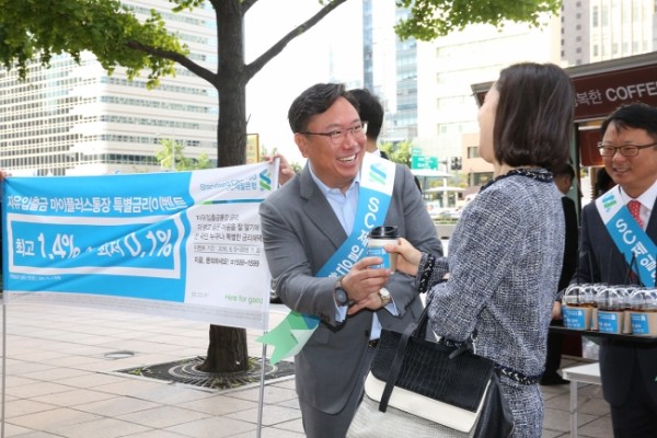 ▲10일 오전 SC제일은행 임직원들이 서울 광화문광장 일대에서 시민들에게 모닝커피를 나눠주며 마이플러스통장 특별금리 이벤트 홍보를 위한 가두캠페인을 벌이고 있다. 사진제공=SC제일은행