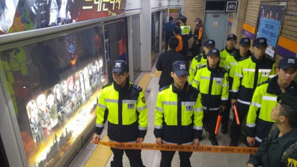 ▲17일 서울 종로구 지하철 1호선 종로3가역에서 열차 출입문 고장으로 경찰이 현장을 통제하고 있다.(연합뉴스)