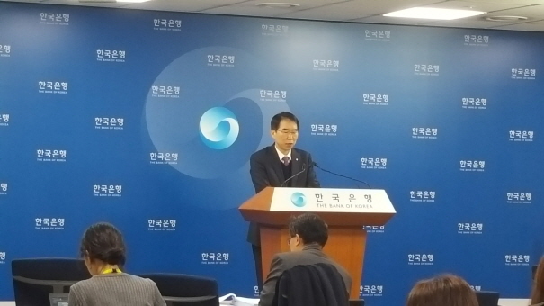 ▲정규일 한국은행 경제통계국장이 1일 한은 본관에서 열린 '9월 국제수지' 설명회에서 발언을 하고 있다. 그는 "현대차 파업과 삼성전자의 갤럭시노트7 리콜이 수출에 영향을 미쳤다"고 설명했다. @jooh 남주현 기자