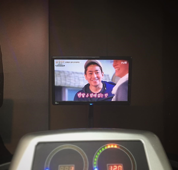 ▲신화 이민우가 같은 그룹 멤버 에릭이 출연하는 tvN '삼시세끼 어촌 편3' 시청을 인증하고 있다.(사진=이민우 인스타그램)