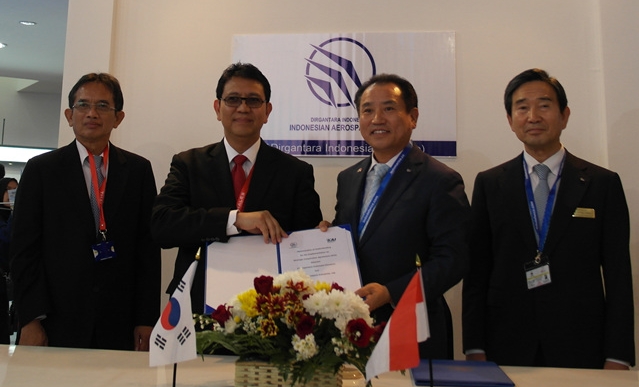 ▲(왼쪽부터)부디 산토소 PTDI 사장, 부디만 살레 PTDI 부사장, 양철환 KAI 상무(개발사업관리본부), 하성용 KAI 사장이 MOU 체결 후 기념촬영을 하고 있다.(사진제공=KAI)