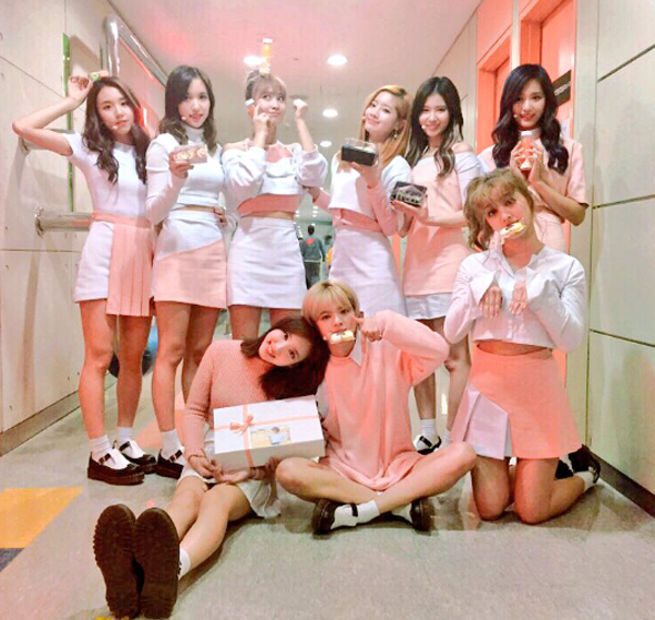 ▲트와이스가 팬들의 선물을 인증하며 '엠카운트다운' 출연을 예고했다.(사진=트와이스 트위터)