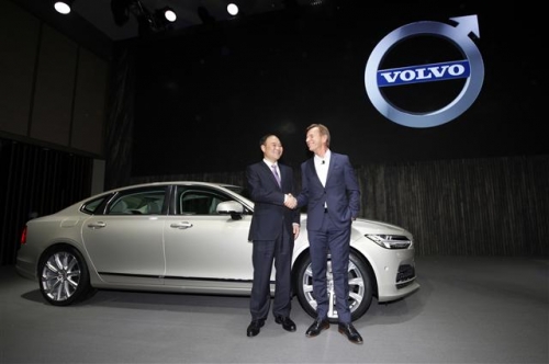 ▲하칸 사무엘손(오른쪽) 볼보 최고경영자(CEO)와 모회사 중국 지리자동차의 리슈푸 회장이 2일(현지시간) 상하이에서 새 S90 시리즈를 공개한 자리에서 악수하고 있다. 상하이/AP뉴시스