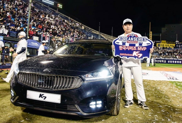 ▲2일 한국시리즈 4차전에서 최우수선수(MVP)로 선정된 양의지 선수가 'K7' 앞에서 포즈를 취하고 있다. (사진제공= 기아자동차)