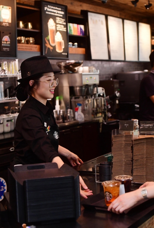 (서울 중구 소공로 스타벅스커피코리아 본사에서 직원이 고객에게 음료를 전달하고 있다. 고이란 기자 photoeran@)