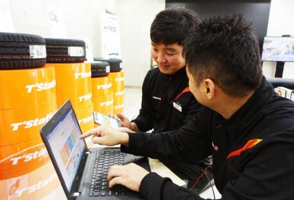 ▲한국타이어 대리점 직원들이 '이러닝' 교육시스템을 살펴보고 있다(사진제공= 한국타이어)