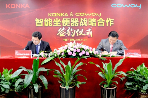 ▲니우 웨이 둥 콩카 스마트가전 총재(왼쪽)와 김용성 코웨이 해외사업본부장(오른쪽)이 양해각서(MOU)에 사인을 하고 있다.(사진제공=코웨이)