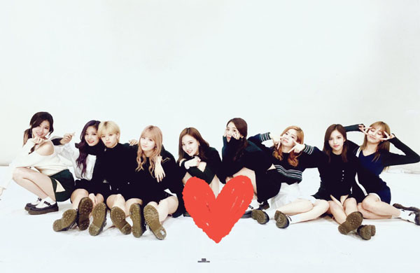 ▲트와이스 'TT'가 3일 방송된 '엠카운트다운'에서 1위를 수상했다.(사진=트와이스 트위터)