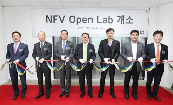 ▲3일에 KT 우면사옥에서 열린 ‘NFV Open Lab 개소식’에 KT와 파트너사 대표들이 참석해 행사를 기념해 테이크 커팅식을 진행하고 있다.(사진제공= KT)