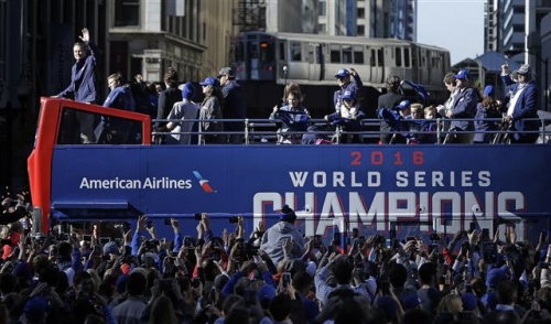 ▲시카고 시민이 4일(현지시간) 미국 프로야구(MLB) 월드시리즈에서 우승하고 금의환향해 퍼레이드를 벌이는 시카고 컵스 선수단을 환영하고 있다. 시카고/AP뉴시스 