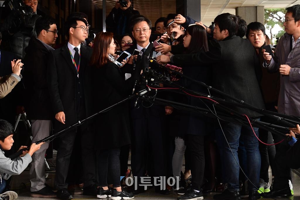 [포토] 취재진 둘러싸인 우병우 전 수석