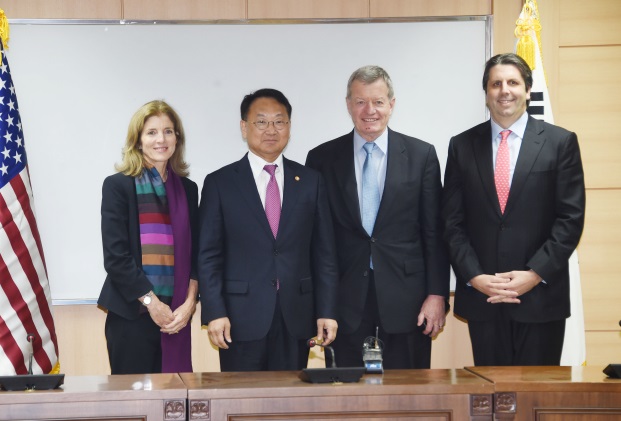 ▲8일 정부서울청사에서 캐럴라인 케네디 주일 미국대사(왼쪽부터), 유일호 부총리, 맥스 보커스 주중 미국대사, 마크 리퍼트 주한 미국대사가 면담하고 있다.(기획재정부)