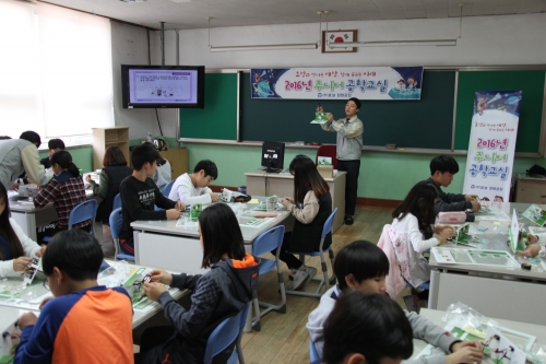 ▲효성 창원공장 직원이 7일 창원 대원초등학교에서 열린 ‘주니어 공학교실’에서 직접 강사로 나서 학생들에게 변압기 원리를 설명하고 있다. (사진제공=효성)