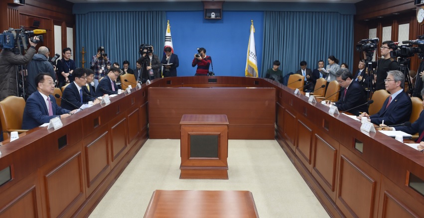 ▲유일호 부총리(단상 왼쪽)가 9일 오후 서울 광화문 정부서울청사에서 186차 대외경제장관회의를 주재해 모두발언을 하고 있다.(기획재정부)