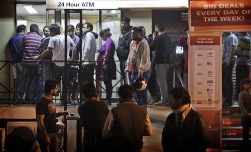 ▲인도의 나렌드라 모디 총리가 8일(현지시간) 500루피와 1000루피 지폐를 없애는 화폐개혁을 발표한 가운데 뉴델리의 한 ATM 앞에서 사람들이 지폐를 바꾸기 위해 길게 줄을 서고 있다. 뉴델리/AP뉴시스 