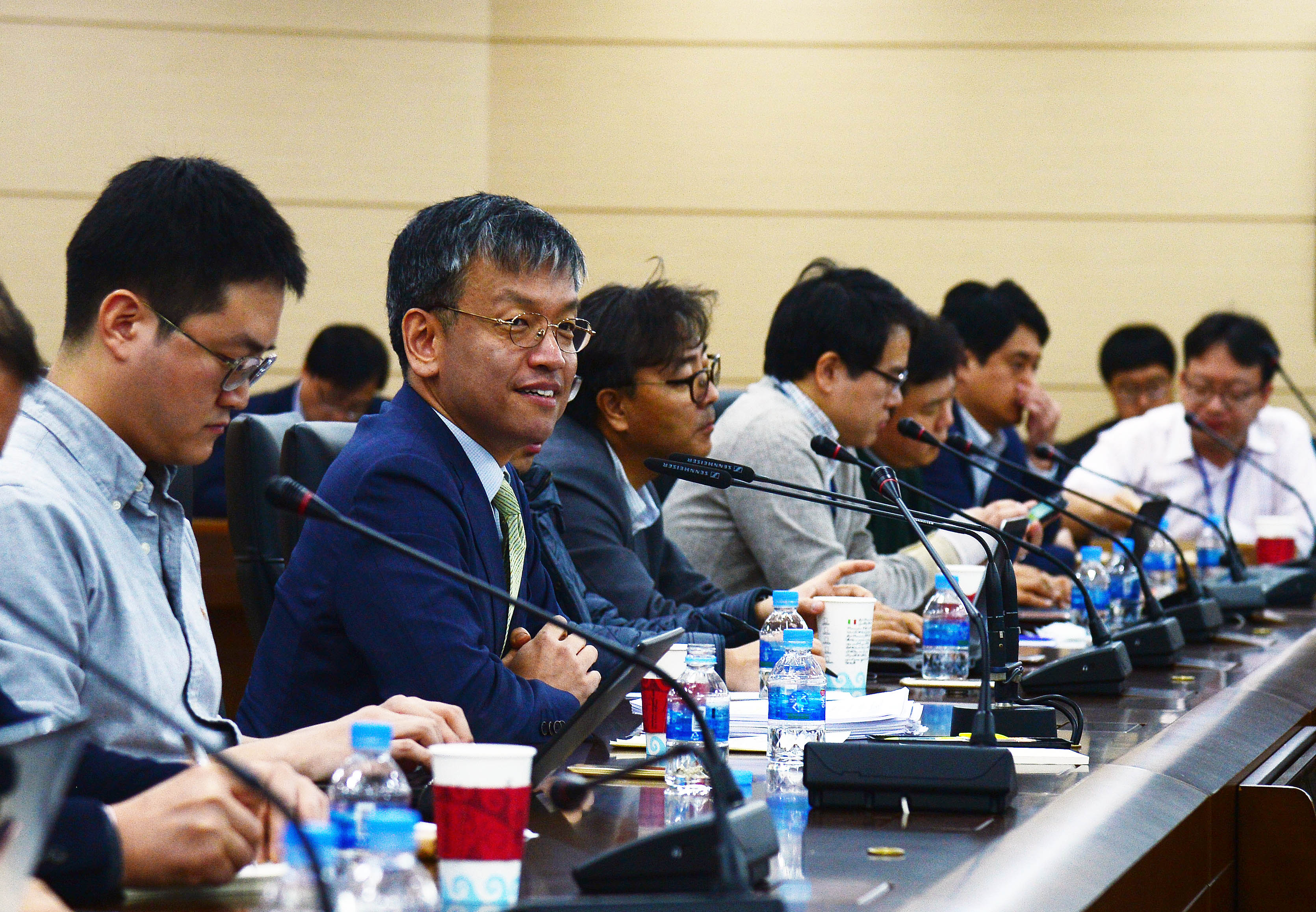 ▲최상목 기획재정부 1차관(왼쪽 두 번째)이 10일 정부세종청사에서 간담회를 열고 기자단 질문에 답하고 있다.(기획재정부)