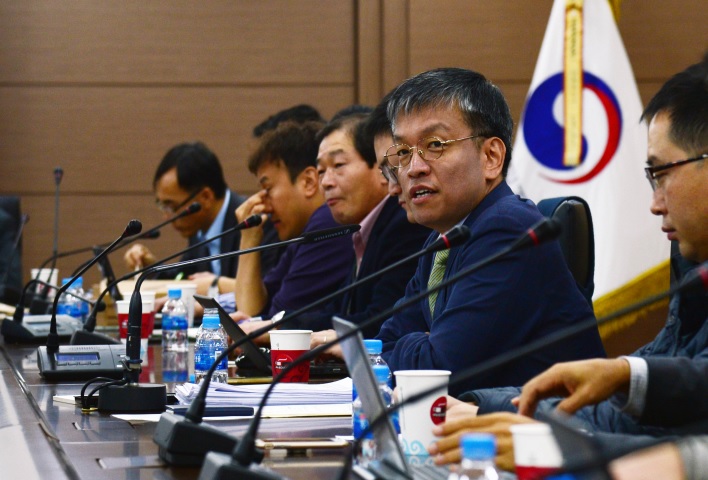 ▲최상목 기재부 1차관(오른쪽 두 번째)이 10일 정부세종청사에서 간담회를 열고 기자단 질문에 답하고 있다.(기획재정부)