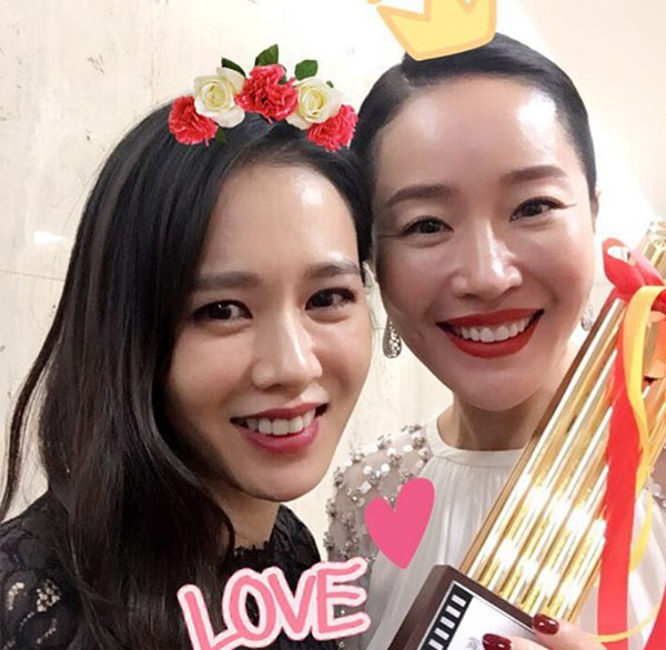 ▲손예진, 엄지원이 영평상 시상식 참석을 기념해 사진을 공개했다.(사진=손예진 인스타그램)