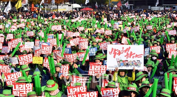 ▲12일 오후 서울광장에서 열린 전국노동자대회에서 참석자들이 박근혜 대통령 퇴진을 외치고 있다. 최유진 기자 strongman55@