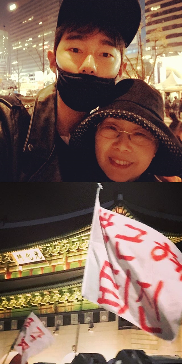 ▲영화평론가 허지웅이 모친과 함께 12일 광화문에서 열린 '박근혜 대통령 퇴진 촛불집회'에 참여했다.(사진=허지웅 인스타그램)