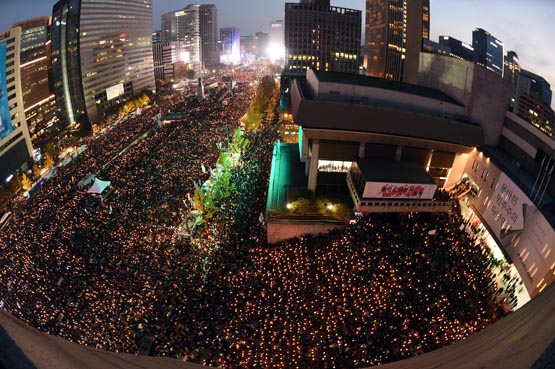 ▲박근혜 대통령 퇴진을 요구하는 민중총궐기 대회가 12일 서울 광화문 광장에서 열린 가운데 세종로, 태평로 일대를 가득 채운 참가자들이 촛불을 밝히고 있다. 사진공동취재단