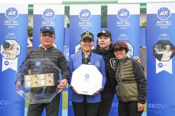 ▲조윤지와 가족. 왼쪽부터 조창수, 조윤지, 조윤희, 조혜정   