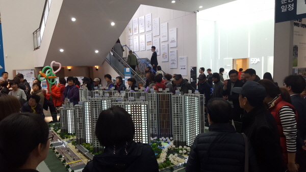 ▲'김천센트럴자이' 견본주택을 찾은 방문객들이 내부를 둘러보고 있다(사진=GS건설)