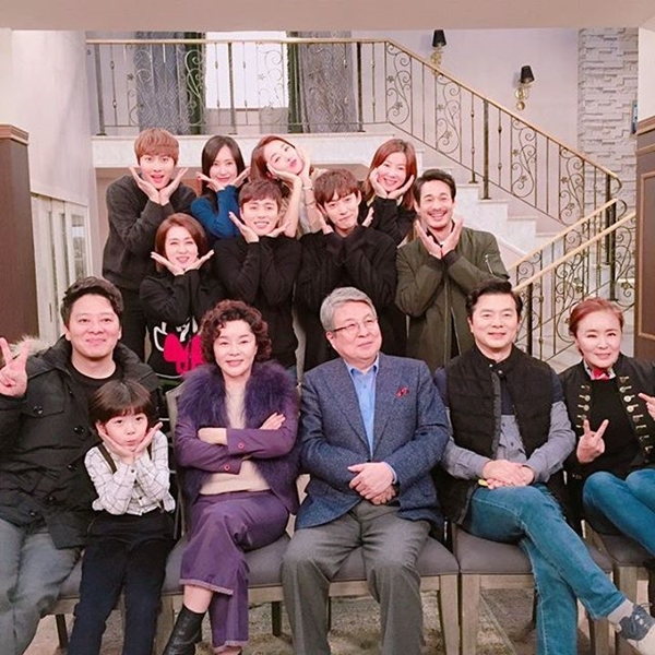 ▲SBS '여자의 비밀' 출연진들이 마지막회 촬영을 기념하고 있다.(사진=소이현 인스타그램)