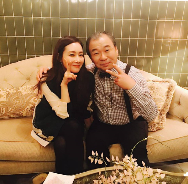 ▲'캐리어를 끄는 여자' 최지우 김병춘(사진=한아름컴퍼니)