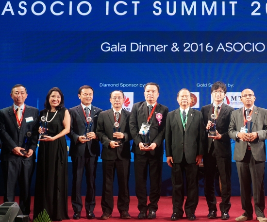 ▲미얀마 양곤에서 개최된 ‘ASOCIO ICT Summit 2016’ 행사에서 더존비즈온이 ASOCIO ICT Company 부문 수상자로 선정된 가운데, 이중현 부사장(사진 왼쪽 세 번째)이 수상자들과 기념촬영을 하고 있다.(사진 = 더존비즈온)