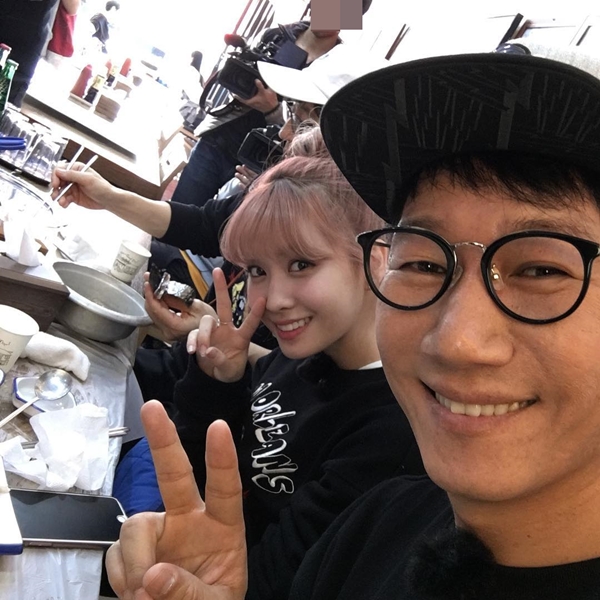 ▲트와이스 모모와 지석진이 SBS '일요일이 좋다 - 런닝맨' 촬영 중 함께 찍은 셀카를 공개했다.(사진=지석진 인스타그램)