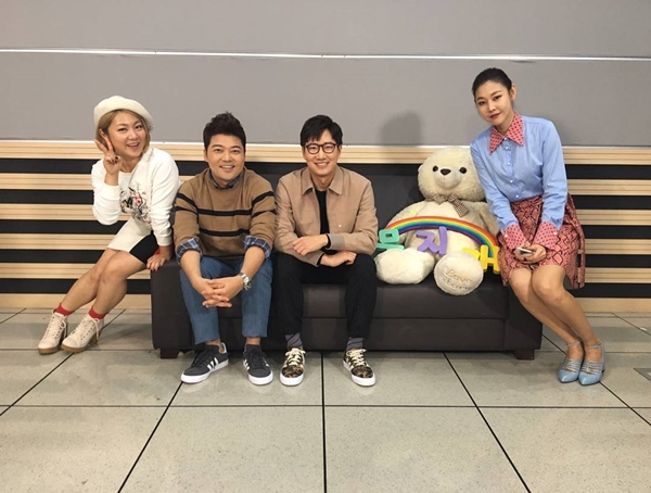 ▲MBC '나 혼자 산다' 박나래, 전현무, 조우종, 한혜진이 인증샷을 찍고 있다.(사진=MBC 예능연구소 공식 인스타그램)