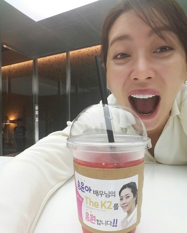 ▲배우 송윤아가 tvN '더케이투' 촬영 도중 찍은 셀카를 공개했다.(사진=스노우볼엔터테인먼트 공식 인스타그램)