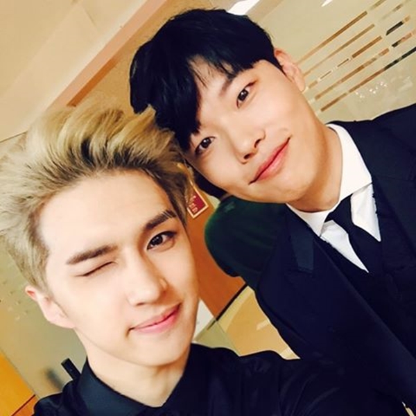 ▲'2016 아시아 아티스트 어워즈'(ASIA ARTIST AWARDS)에 참석한 빅스 켄과 류준열이 인증샷을 찍고 있다.(사진=빅스 켄 인스타그램)