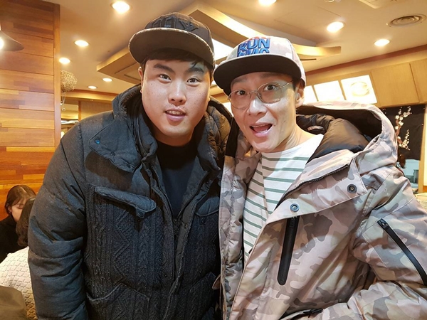 ▲개그맨 이휘재(우측)가 류현진과의 만남에 미소를 지었다.(사진=이휘재 인스타그램)