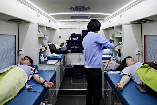 ▲롯데칠성음료 본사 임직원들이 사랑의 헌혈 캠페인에 참여하고 있다.(사진제공=롯데칠성음료)