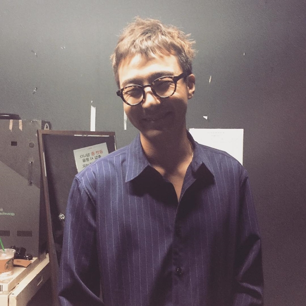 ▲가수 로이킴이 연말콘서트 '로큐멘터리' 전석 매진에 애교를 선사했다.(사진=로이킴 인스타그램)