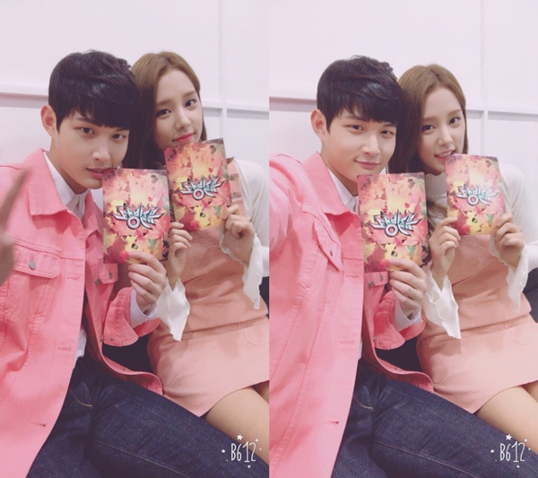 ▲KBS2 '뮤직뱅크' 측이 MC 서원과 솔라의 깜찍한 투샷을 공개했다.(사진=KBS2 '뮤직뱅크' 공식 트위터)