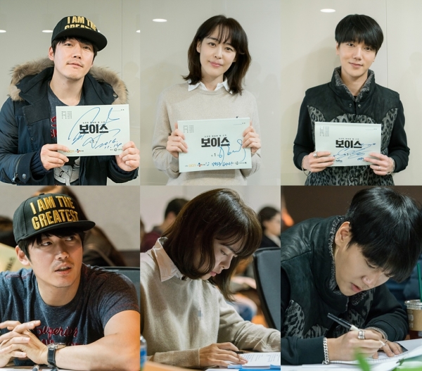 ▲'보이스' 대본리딩에 참여한 장혁 이하나 예성(좌측부터)(사진=OCN)