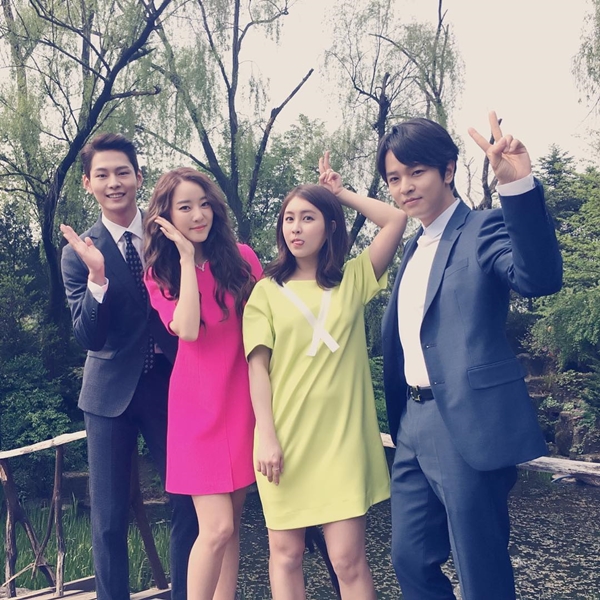 ▲MBC '다시 시작해' 주연 배우 박선호, 고우리, 박민지, 김정훈이 나란히 서서 포즈를 취하고 있다.(사진=고우리 인스타그램)