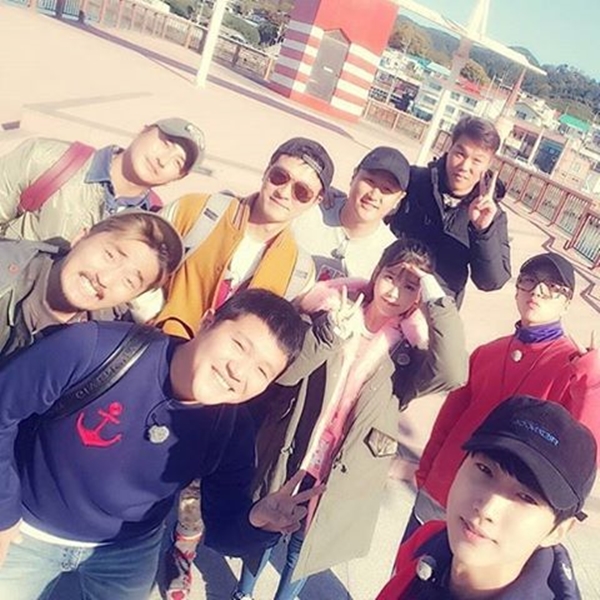 ▲SBS '꽃놀이패' 녹화에 참여한 게스트들과 멤버들이 다함께 단체 사진을 찍고 있다.(사진=조세호 인스타그램)