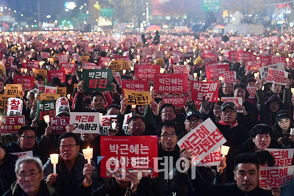 ▲박근혜 대통령 퇴진을 요구하는 주말 4차 촛불집회가 19일 서울 광화문 광장에서 열린 가운데 광장을 가득 채운 참가자들이 촛불을 밝히고 있다.(고이란 기자 photoeran@)