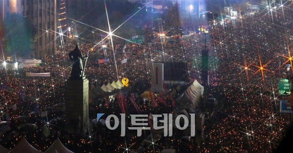 ▲박근혜 대통령 퇴진을 요구하는 주말 4차 촛불집회가 19일 서울 광화문 광장에서 열린 가운데 광장을 가득 채운 참가자들이 촛불을 들고 청와대를 향해 행진하고 있다.(사진공동취재단)
