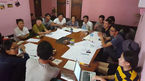 ▲네팔에서 현지 청년들과 토론하는 모습.(사진제공=서울시)