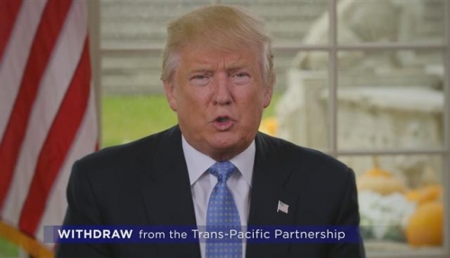 ▲도널드 트럼프가 21일(현지시간) 동영상 연설에서 미국 대통령 취임날 TPP 탈퇴를 통보할 것이라고 공언하고 있다.(트럼프 페이스북 페이지)