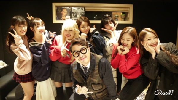 ▲가수 하하와 걸그룹 오마이걸(사진=콴엔터테인먼트)