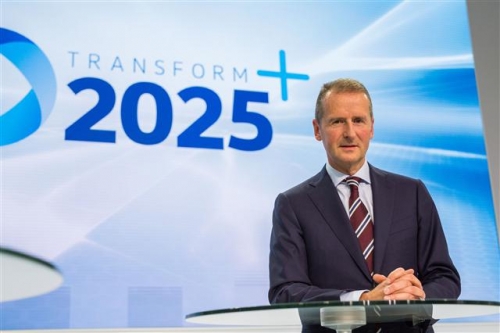 ▲폴크스바겐의 헤르베르트 디스 폴크스바겐(VW) 브랜드 대표가 22일(현지시간) 독일 볼프스부르크 본사에서 ‘VW 2025’ 전략을 발표하고 있다. 볼프스부르크/AP뉴시스 