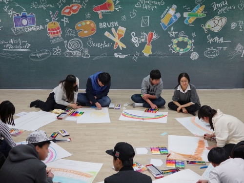 ▲GS칼텍스가 지난 3월 서울 관악구의 탈북 청소년을 위한 대안학교에서 진행한 ‘마음톡톡 예술치유’ 프로그램에서 학생들이 그림을 그리고 있다.(사진제공 GS칼텍스)
