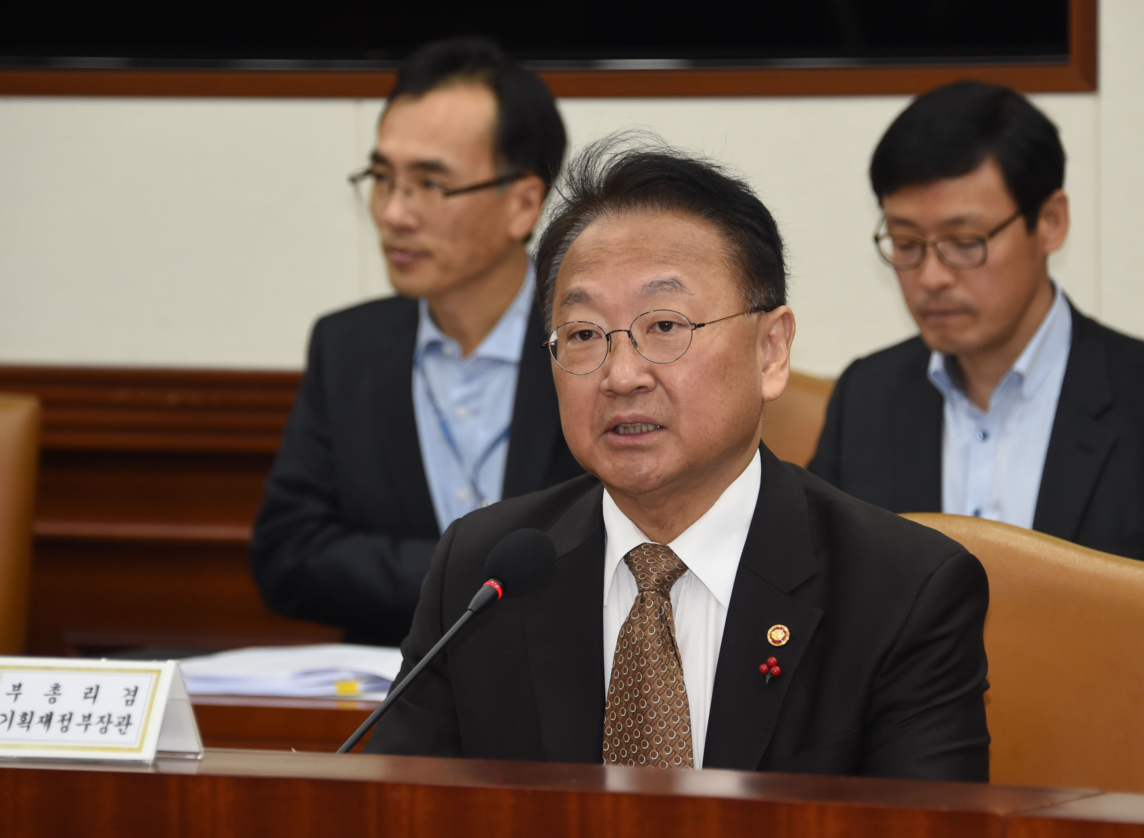 ▲유일호 부총리 겸 기획재정부 장관(가운데)이 25일 정부서울청사에서 7차 산업경쟁력 강화 관계장관회의를 주재해 모두발언을 하고 있다.(기획재정부)